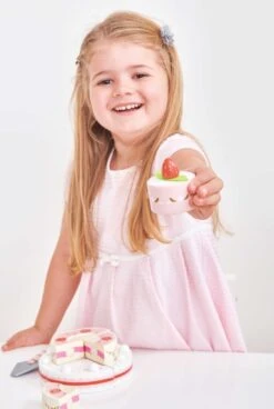 Le Toy Van Aardbeien Bruidstaart 2 Jr -Speelgoed Serie Winkel le toy van aarbeien bruidstaart 2 jr tv329 e